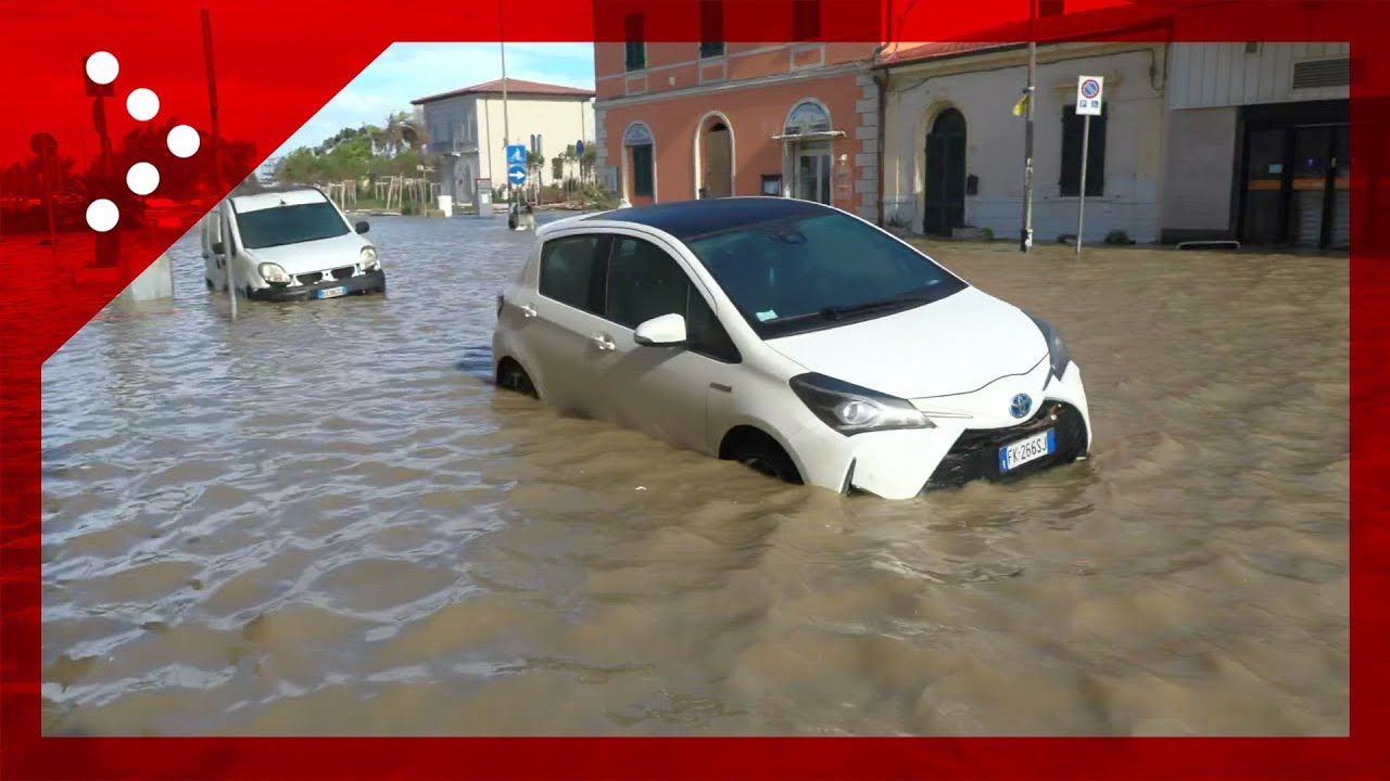 Mareggiata a Marina di Pisa: strade invase dall'acqua a causa del mare in burrasca