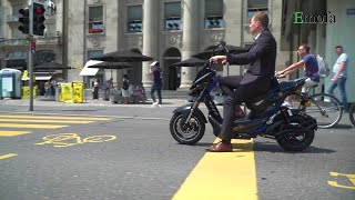 Emofa AG - Der Banker fährt mit einem Jeek zur Arbeit