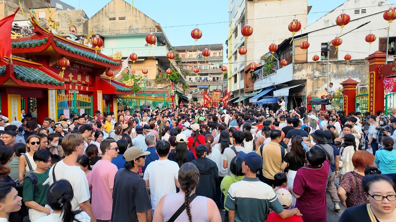 Biển Người Đổ Về Chợ Lớn Tham Gia Tết Nguyên Tiêu 2026 | Hàng Vạn Người Chờ Đón Diễu Hành