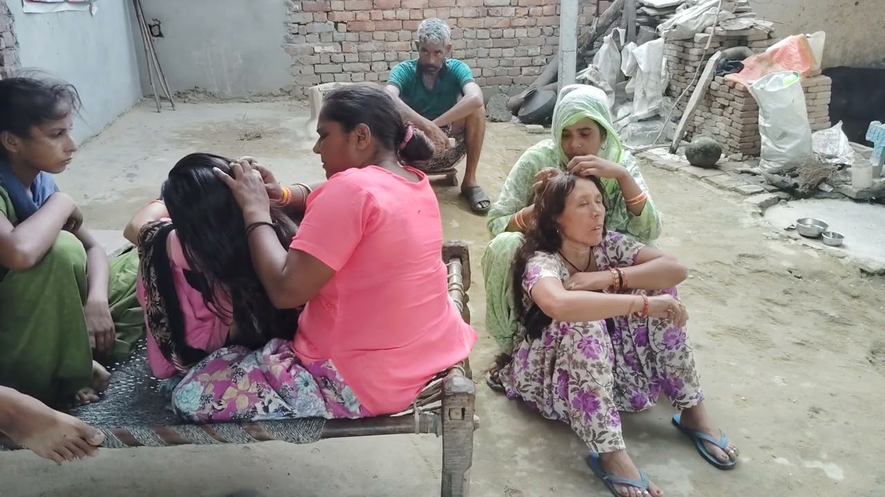 group nitpicking in long hair  / nitpicking in long hair