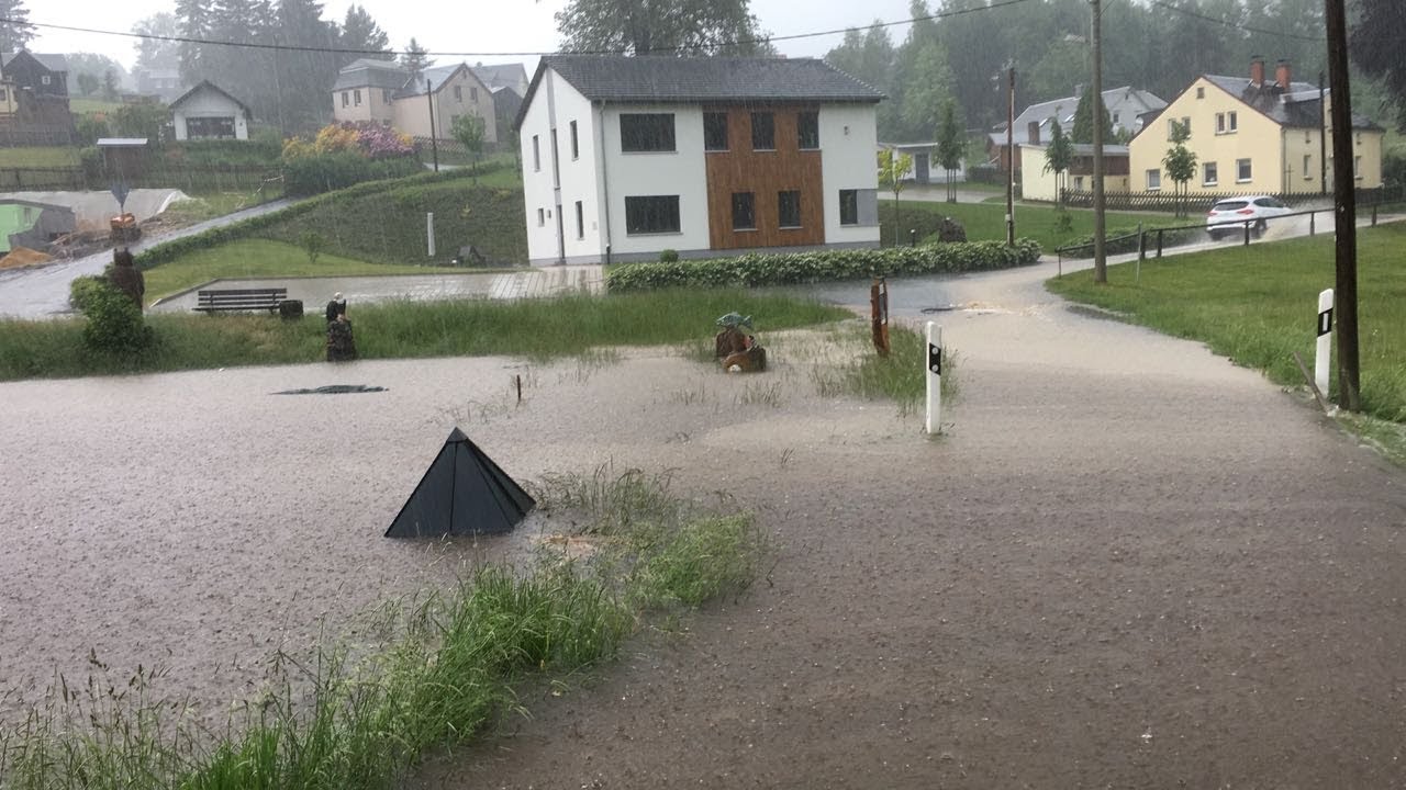 Starkregen setzt Vogtland unter Wasser