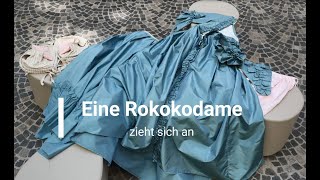 Eine Rokokodame zieht sich an