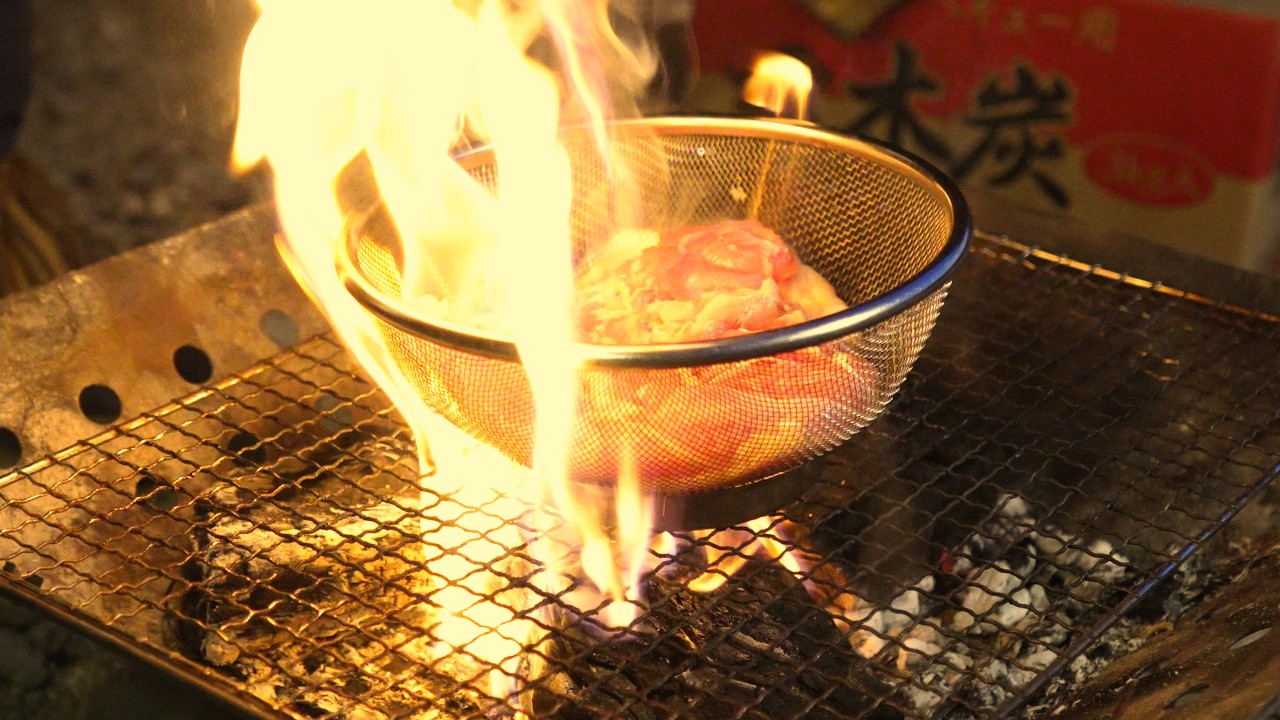 ソロキャンプ】地鶏を豪快に炎上させてハイボールで流し込む至高の男飯