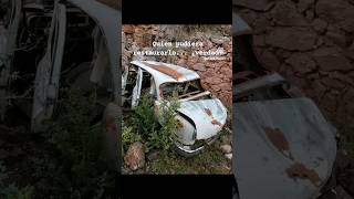 Un coche abandonado en medio del bosque con una historia sobre contrabandismo a sus espaldas. #urbex