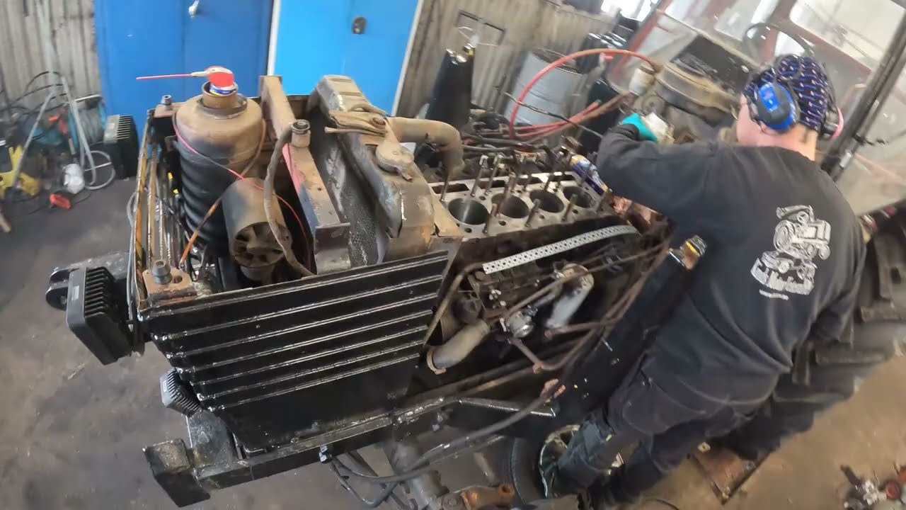 Motorreparation på Valmet 703:an