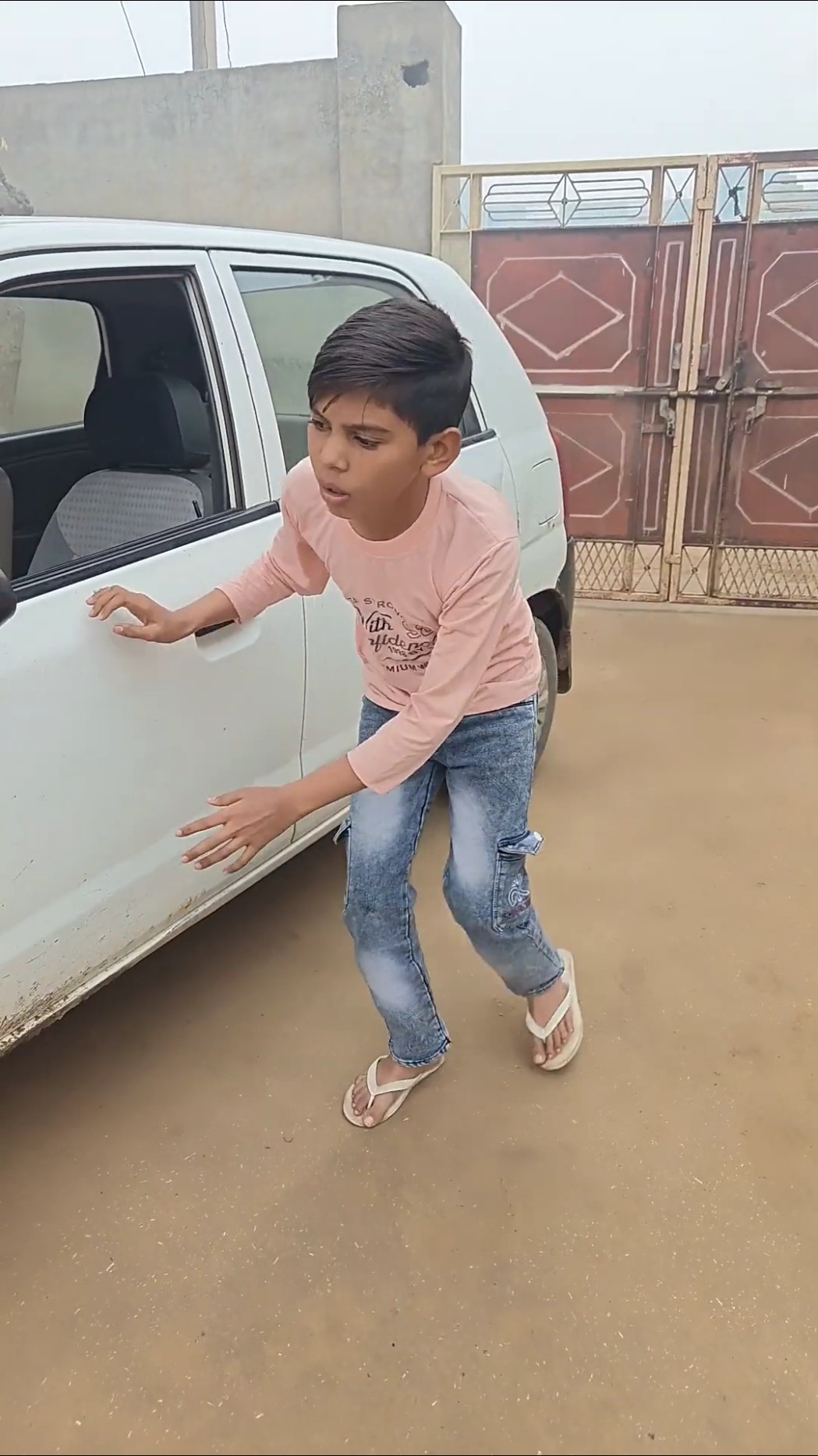 Gadi ke niche Billi Aa gai ? #shorts