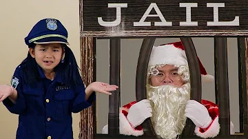 Jannie Pretend Play w/ Santa Clause Giving Christmas Presents & Getting Locked Up in Jail