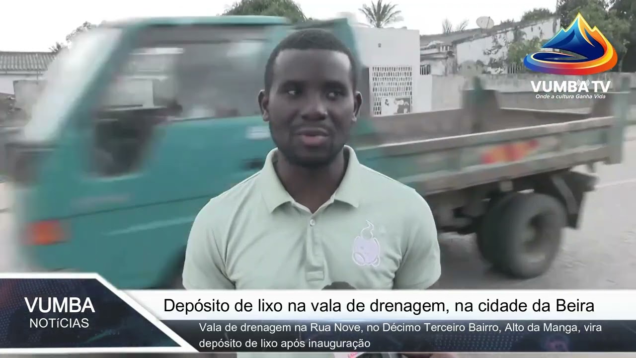 Depósito de lixo na vala de drenagem na cidade da Beira