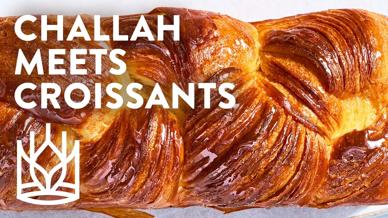 Хала и круассаны в этом насыщенном слоеном варианте традиционного блюда