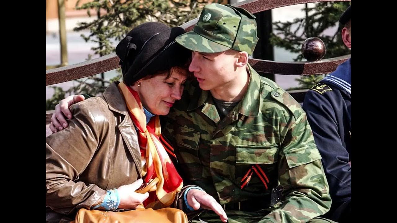 каково быть солдатом. каково быть солдатом. каково быть солдатом. солдат обнимает. военные сборы школьников.