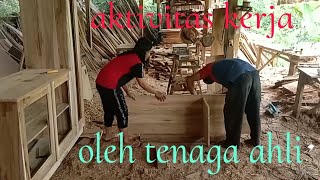 cara kerja tukang kayu di tempat pembuatan furniture
