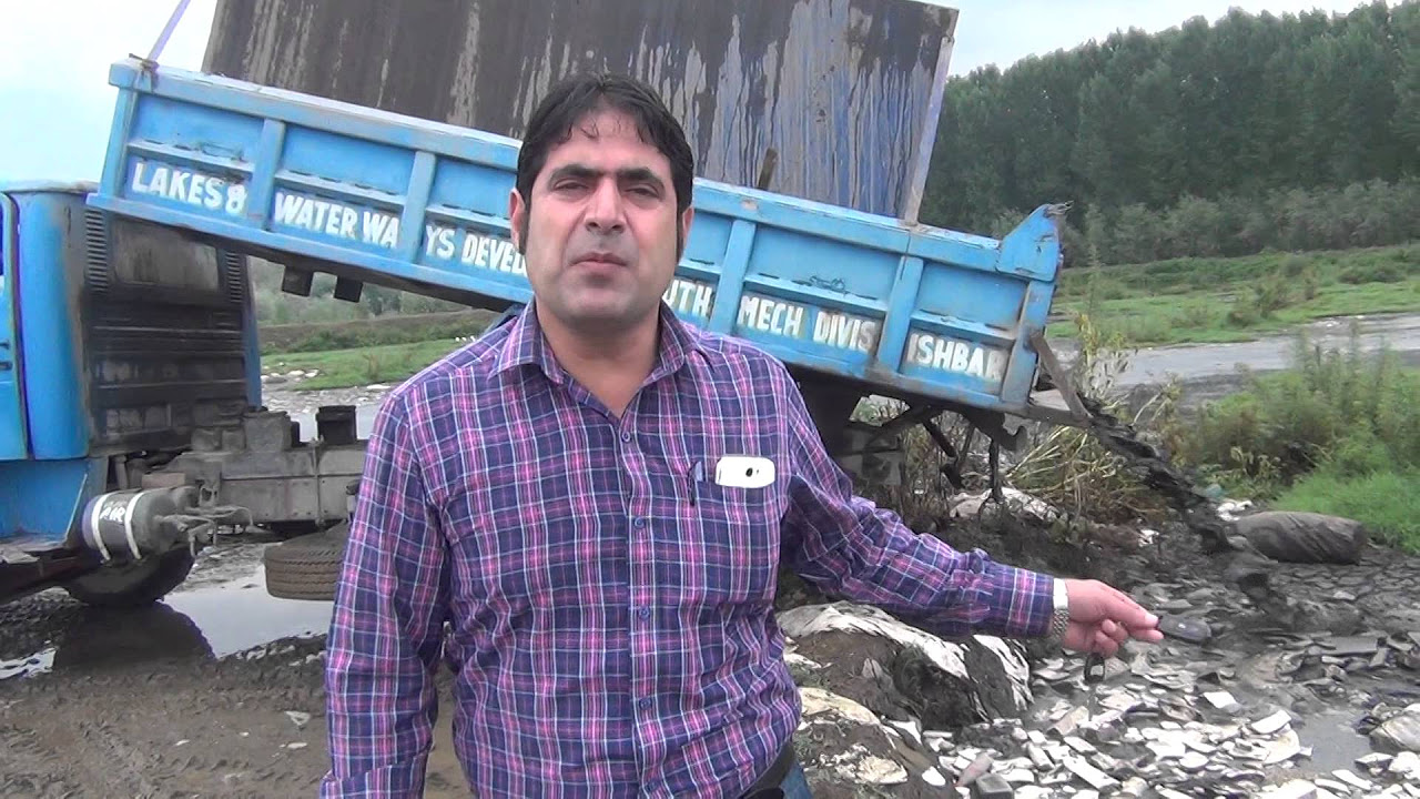 LAWDA Throwing Sludge in Dal Lake