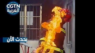 رجل إطفاء يسارع بإخراج أسطوانة غاز تشتعل فيها النيران!