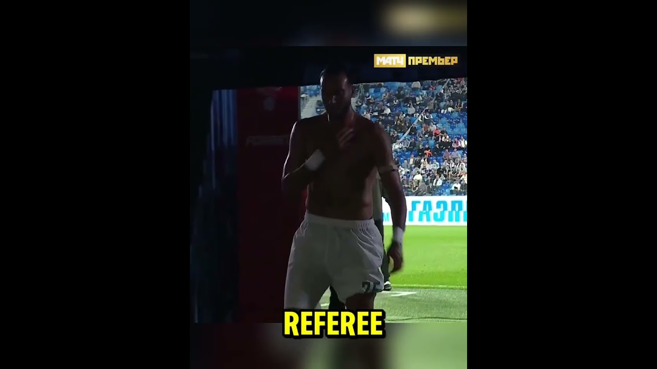 отдал футболку фанату, а потом забрал ее обратно 🤣