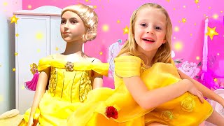नास्तिया राजकुमारी के खिलौने और सौंदर्य प्रसाधनों के साथ खेलती है - बच्चों के वीडियो का संकलन