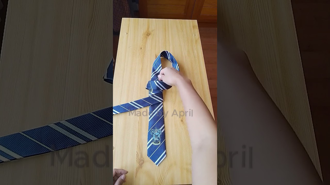 how to tie a tie on table