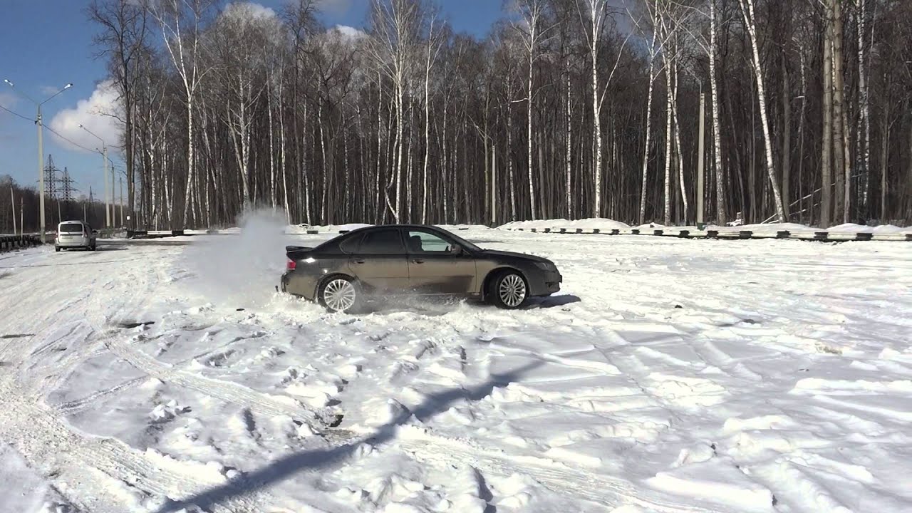 Дрифт на асфальте субару