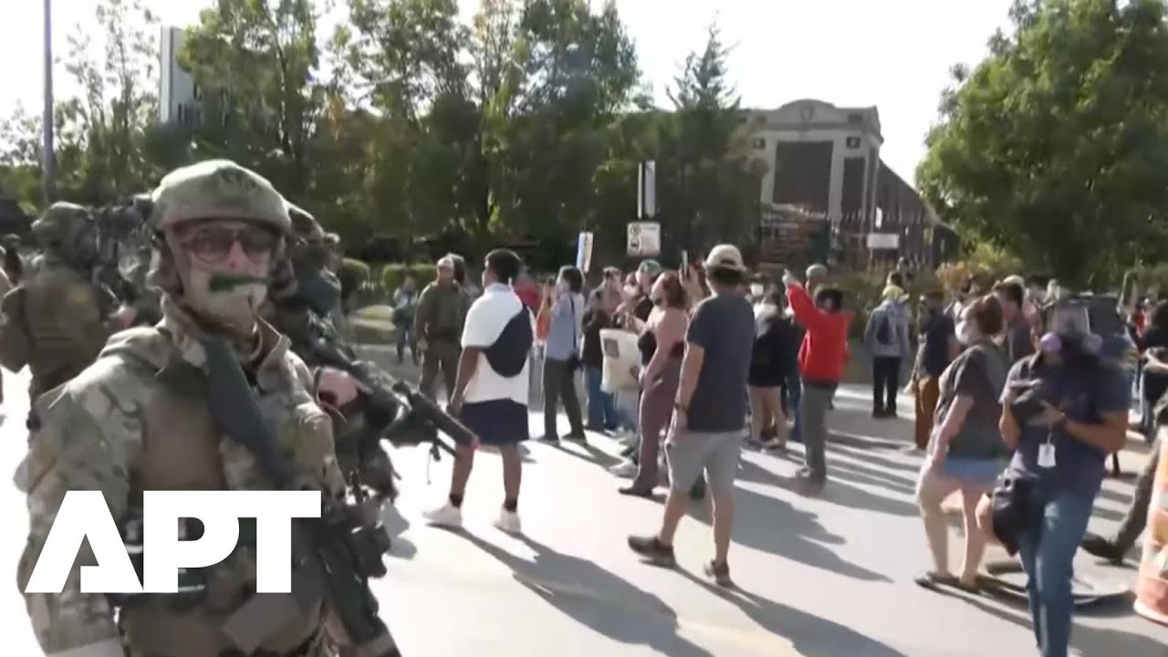 ВИДЕО: Столкновение федеральных агентов и протестующих в Чикаго на фоне инцидента со стрельбой | APT