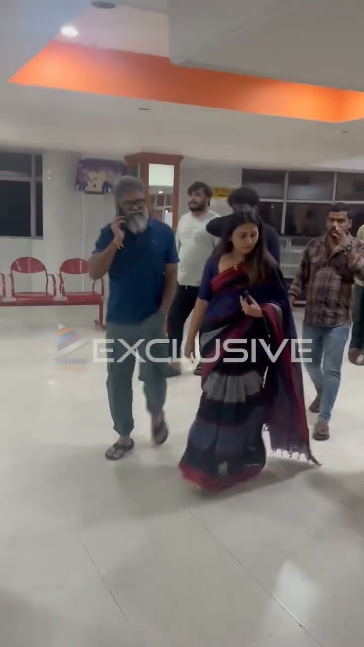భార్యతో కలిసి భ్రమరాంబ థియేటర్లో పుష్ప 2 చూడటానికి వచ్చిన #Sukumar | #Pushpa2TheRule | #Shorts | TFN
