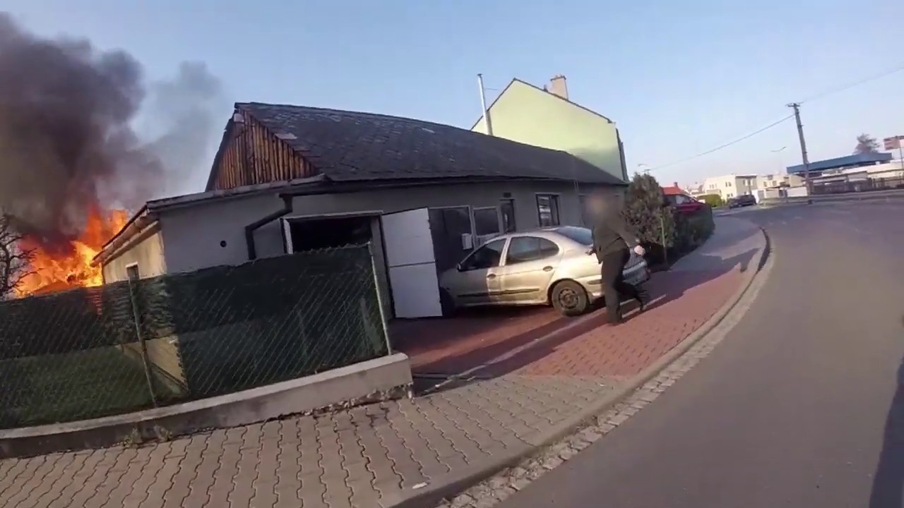 POLICISTÉ PŘI ZÁSAHU U POŽÁRU V LITOVLI ZACHRÁNILI PSA