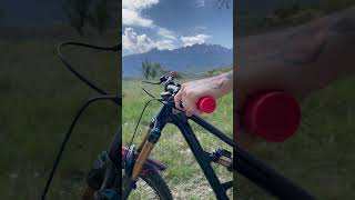 🌹🖤 Rose Season Build: Red Grips and Mud Guard Rose on Full Black Enduro Bike 🌹🖤 #yeti #stgeorgesday