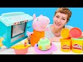 Oyun hamuru videoları! Nicole, Peppa Pig için doğum günü pastası yapıyor! Yemek yapma oyunu