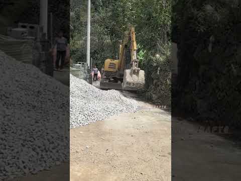 إزالة الحصى من الطريق بمساعدة حفارة