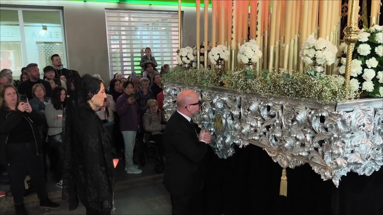 18-4-2025 procesión viernes santo,Elda. Levantada de Carmen Cebrian Tortosa,fallera mayor de Elda.