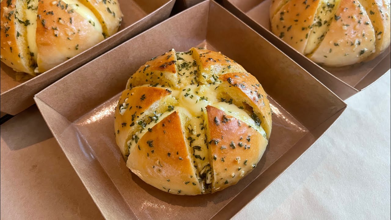 ขนมปัง กระเทียม วิธี ทำ  Update New  ขนมปังกระเทียมครีมชีส | Cream Cheese Garlic Bread |ขนมปังนุ่มสูตรพักแป้งรอบเดียว นวดด้วยเครื่องBear