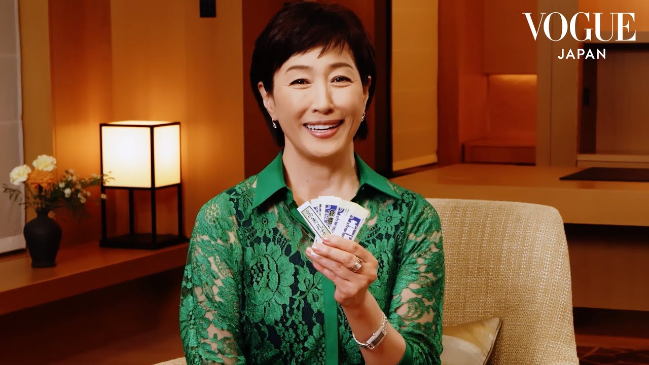 高島礼子、バッグの中身は人生を表す。意外な側面もチラリ！ | In The Bag | VOGUE JAPAN