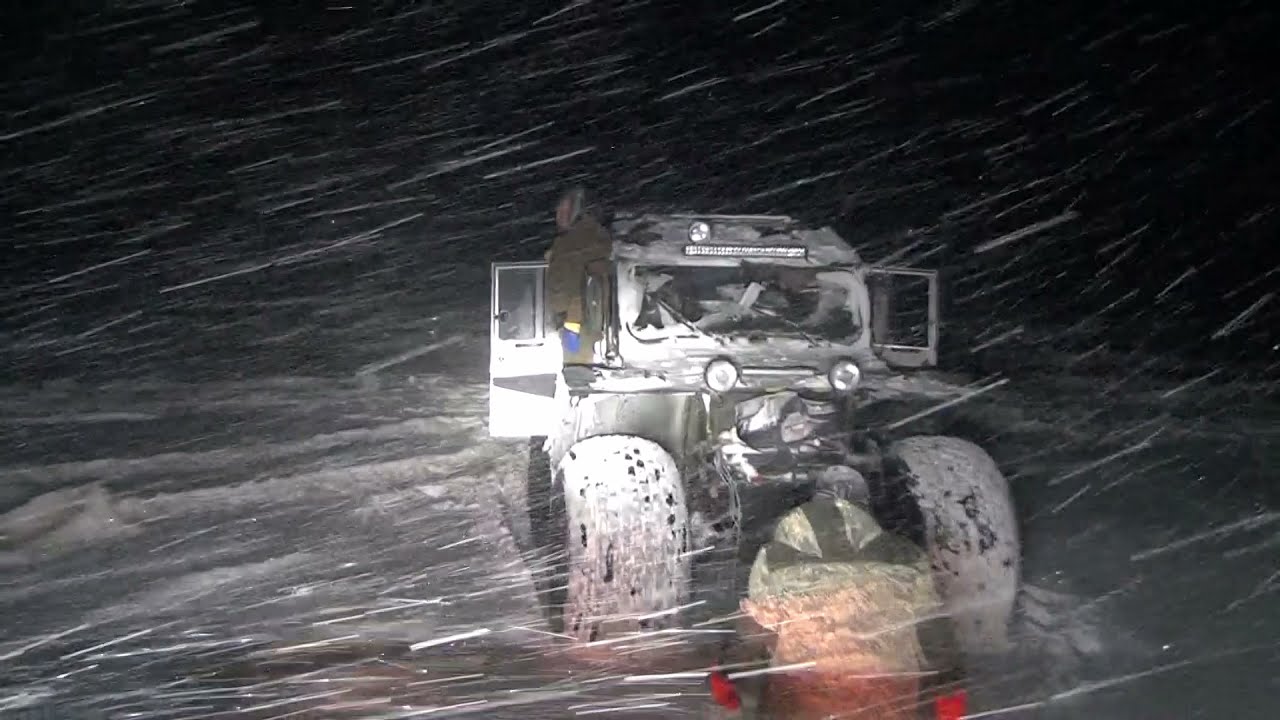 Спасение вездехода из снежноледяной западни.