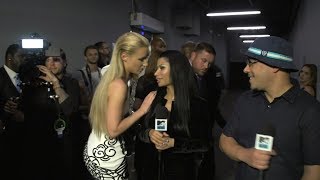 Iggy Azalea congratulates Nicki Minaj for her wardrobe malfunction at the VMAs 2014 (HD)