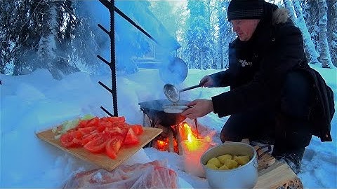 Домик в тайге! Живём в избушке, охотимся и рыбачим. Кум добыл мясо! Готовим в казане на костре!