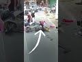 سيارة تدهس المارة في سوق مزدحم