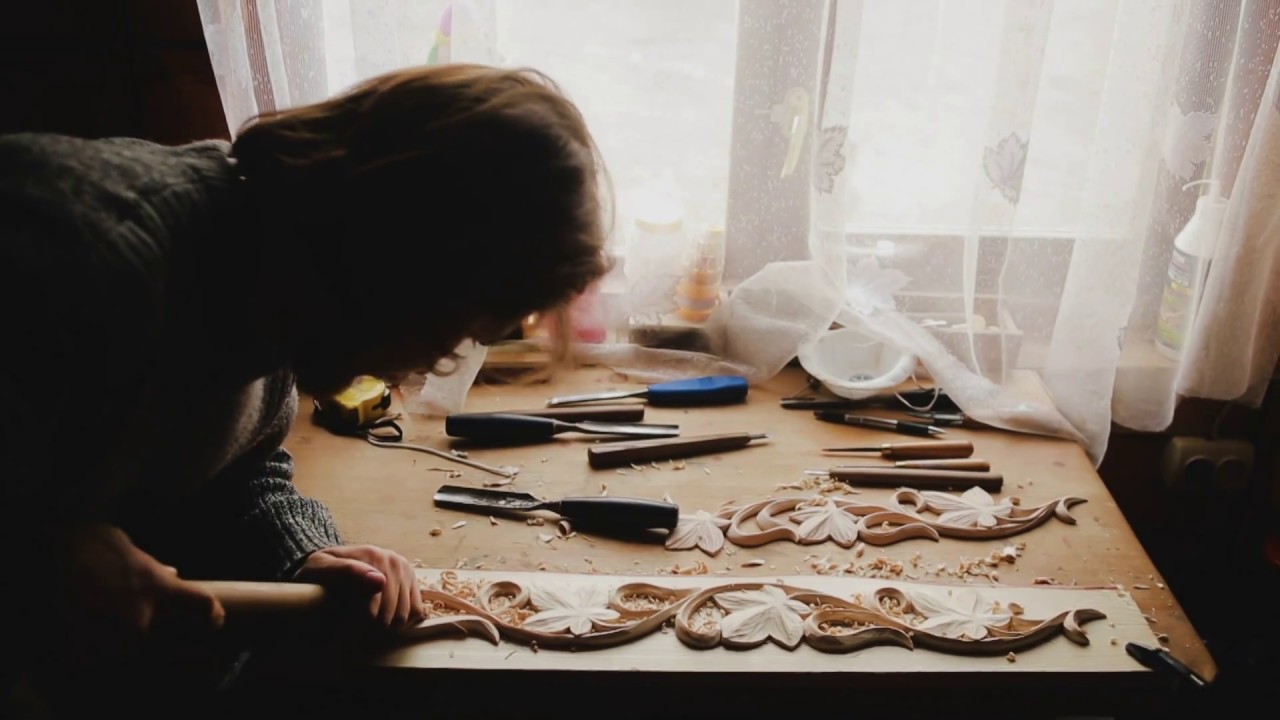 Мастер по художественной резке дерева. - YouTube