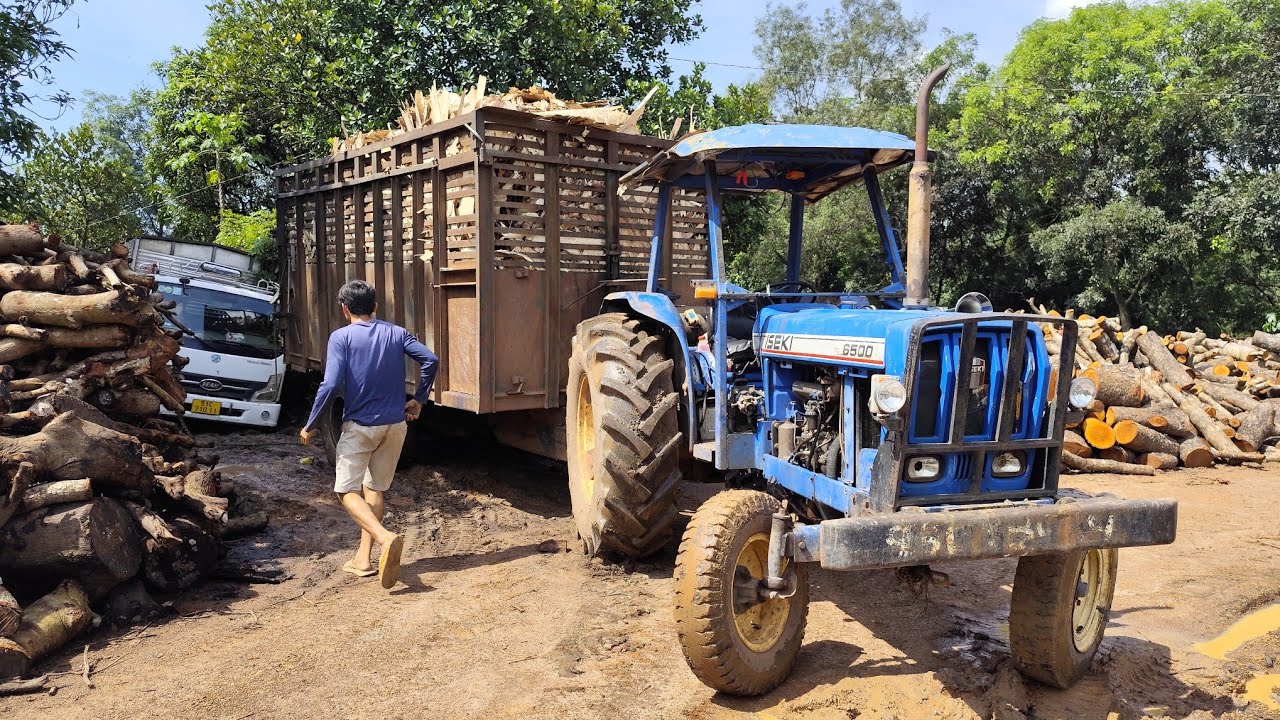 dùng máy cày ISEKI 6500 kéo giải cứu xe tải dính lầy quá nhẹ nhàng 