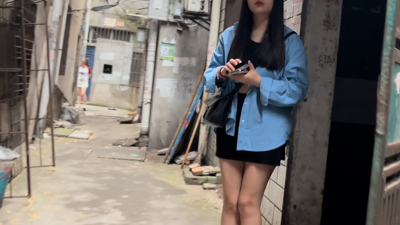 武漢街拍-百步亭路-建設新村。 Street photography in Wuhan. Streets of Wuhan, China, Friday, May 10, 2024.