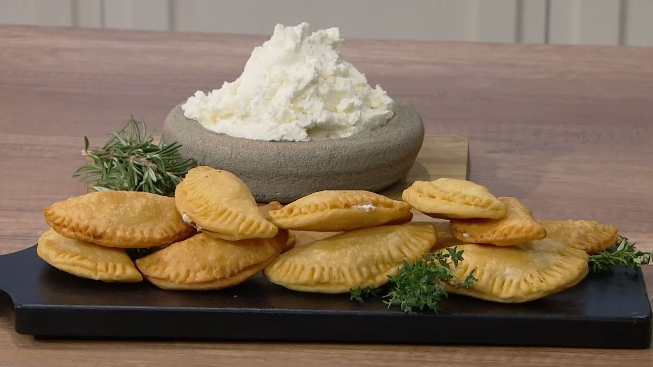 Τυροπιτάκια με βραστή ζύμη και ξινομυζήθρα Νάξου | Ανδρέας Λαγός
