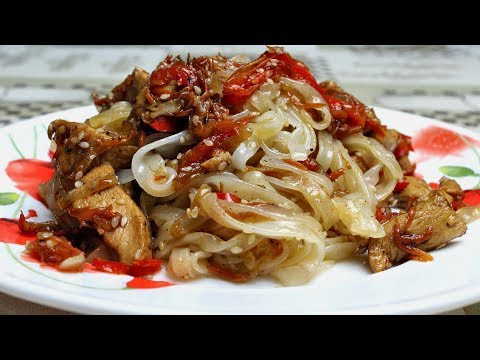 Видео рецепт Рисовая лапша с курицей по-азиатски