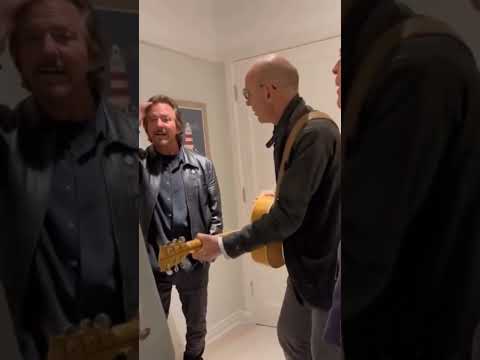 𝗥𝗼𝗴𝗲𝗿 𝗗𝗮𝗹𝘁𝗿𝗲𝘆 𝗘𝗱𝗱𝗶𝗲 𝗩𝗲𝗱𝗱𝗲𝗿 𝗷𝗮𝗺𝗺𝗶𝗻𝗴 𝗧𝗵𝗲 𝗦𝗲𝗲𝗸𝗲𝗿 𝗯𝘆 𝗧𝗵𝗲 𝗪𝗵𝗼 𝗶𝗻 𝗮 𝗯𝗲𝗱𝗿𝗼𝗼𝗺 