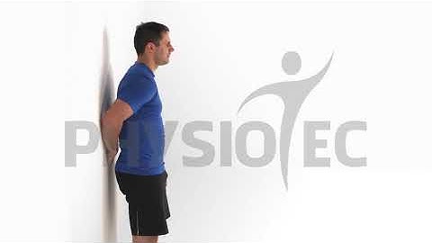 Staand isometrisch subscapularis versterken tegen een muur.