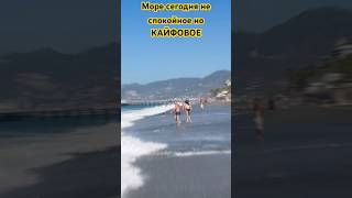 Море сегодня бушует, купаться не рекомендуется , загорать можно и даже нужно!!! #махмутлар #алания #