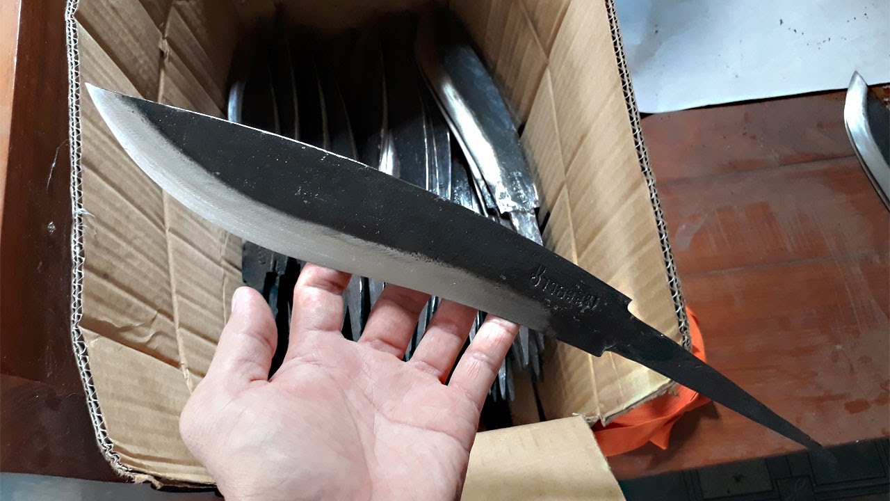 พาชมมีดเหน็บกลางสวยๆ 100 กว่าเล่ม