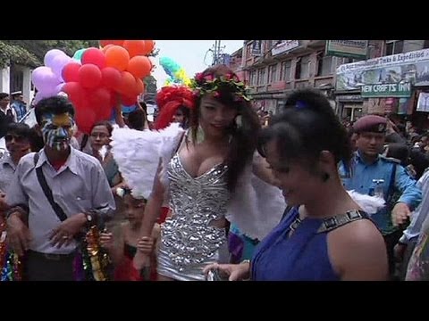 المثليون الجنسيون ينظمون استعراضهم السنوي في عاصمة النيبال