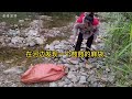 她好奇打開麻袋,里面驚人秘密讓她嚇傻眼!