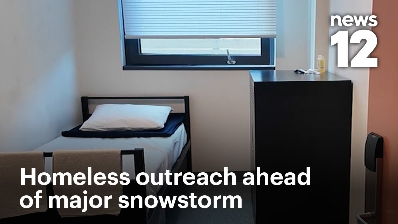 Группы помощи работают над обеспечением жильем бездомных в преддверии сильной метели в Нью-Йорке ...