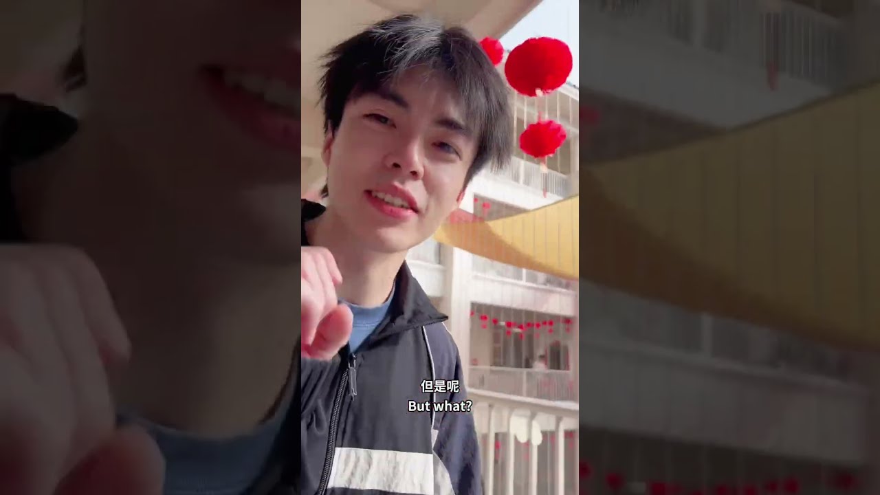 Lewen宝宝旅行回来去幼儿园参加庙会活动；积极帮忙搬椅子；烤奶限时返场，成为幼儿园必吃榜第一名；乐文路过很多商家，潘爸一直给钱😂最后买了一桶漂亮的手工花，还说要多买一个送给太婆超级贴心！