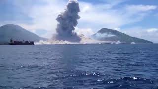 Потрясающая сила природы - взрыв на вулкане Тавурвур .