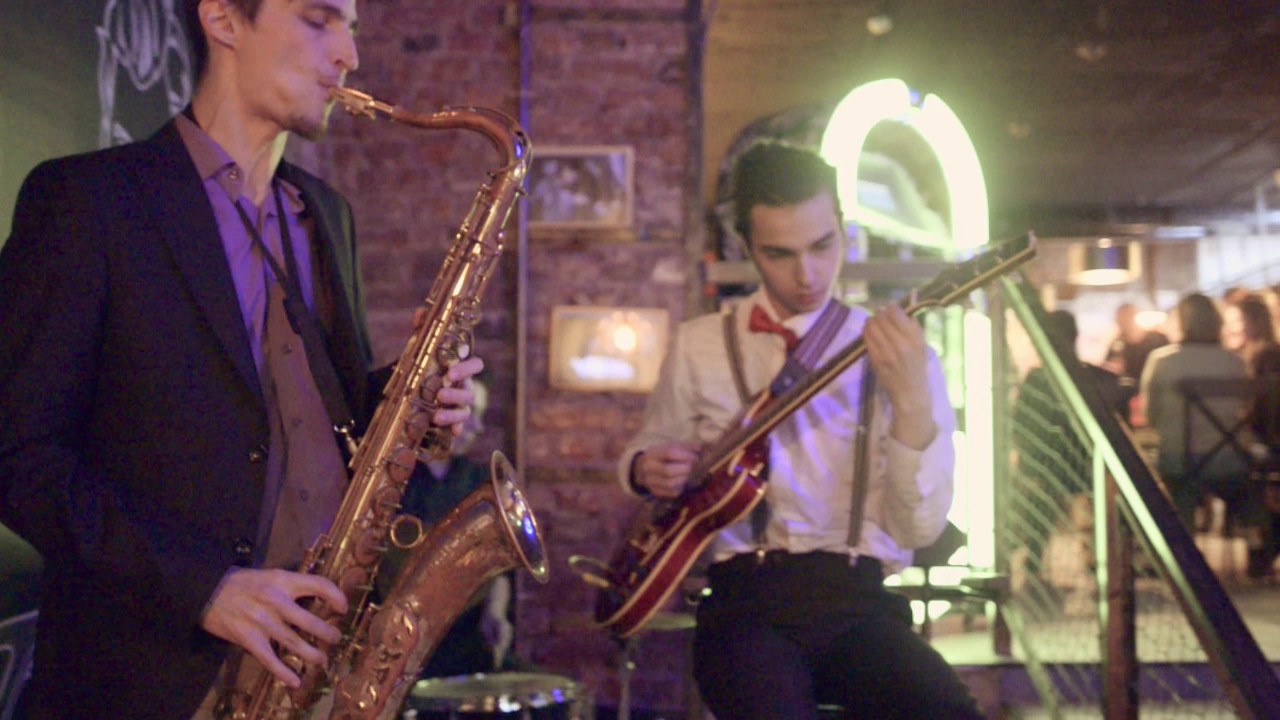 На сцене Al Capone Bar выступает джаз бэнд "BLACK BIRD TRIO"