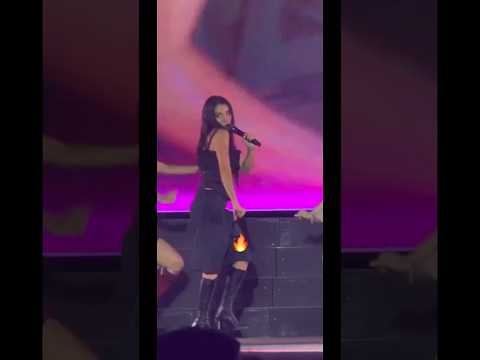 María Becerra la rompió bailando la coreografía y cantando Que ganas de comerte en un show en España